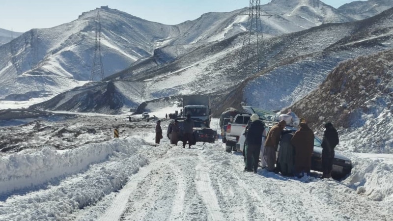 در نتیجه برفباری شاهراه هرات - تورغندی به روی موترهای باربری مسدود شده