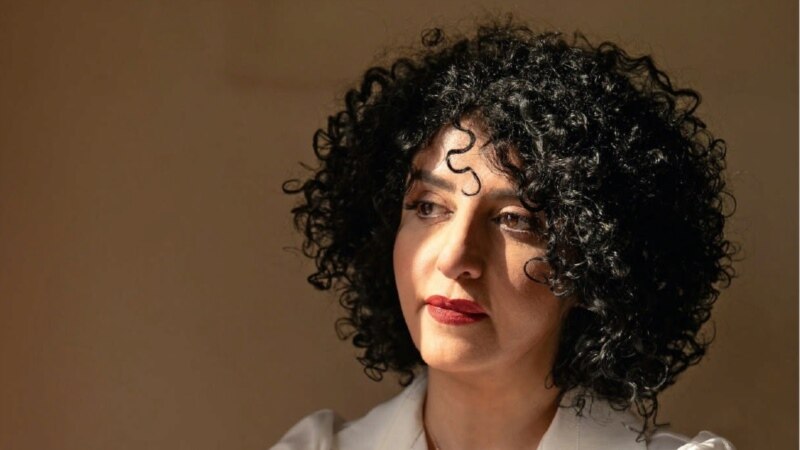 نرگس محمدی، برندۀ جایزۀ صلح نوبل در ایران به چندین سال حبس و تبعید محکوم شد