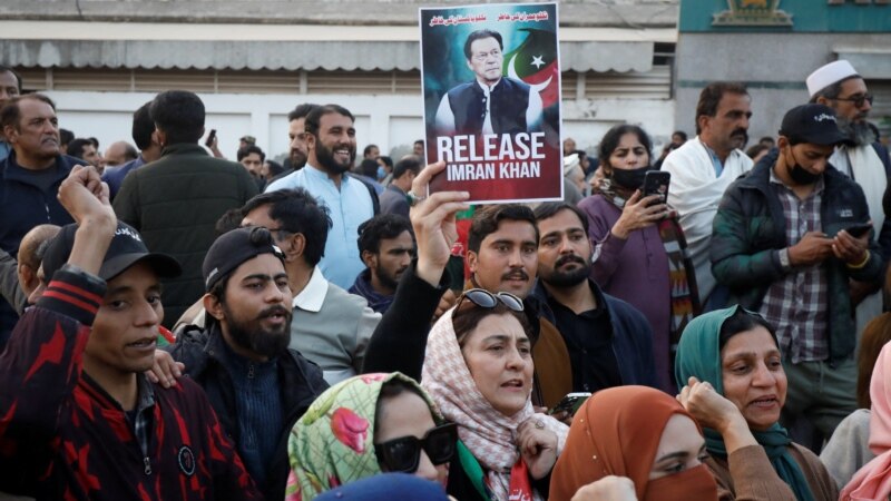 د عمران خان پلویانو له پېښور څخه پنجاب ایالت ته تلونکې لارې تړلي دي