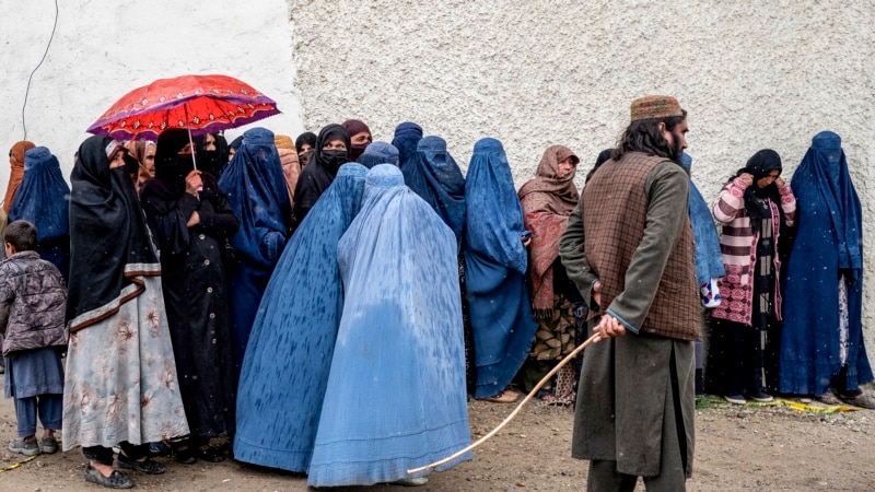 کاهش پذیرش درخواست پناهندگان زنان افغان در بریتانیا؛ عفو بین‌الملل: در سال گذشته صدها درخواست رد شده اند