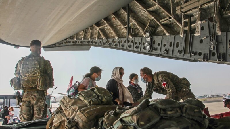 زندگی در سایۀ ترس؛ چرا همکاران افغان پیشین نیروهایی بریتانیایی هنوز منتقل نشدند؟