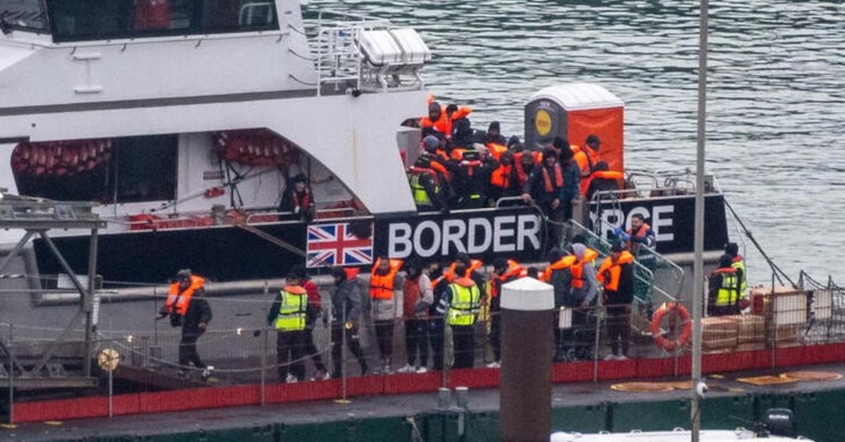 بریتانیا او فرانسه د وړو کښتیو د مخنیوي لپاره د ۶۶۲ میلیونه پونډو تړون لاسلیکوي