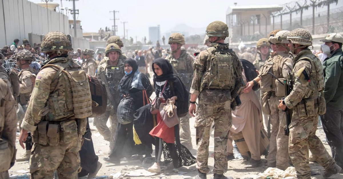 برېتانیا خپلو افغان همکارانو ته: له افغانستان څخه په‌خپله ځان ته د وتلو لارې ولټوئ