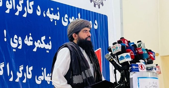 د طالبانو د کار او ټولنیزو چارو وزیر: نړۍوال باید د کارګرو موضوع سیاسي نه‌کړي