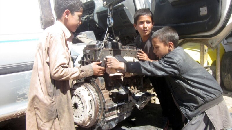 بې وزلۍ د ځینو افغان ماشومانو تنکۍ هیلې او د ماشومتوب دوره متاثره کړې