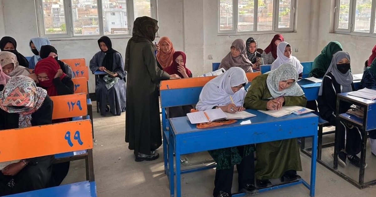 په کابل کې «قطره» خیریه بنسټ یو شمېر ښځو ته د لیک لوست زده‌کړې ټولګي جوړ کړي