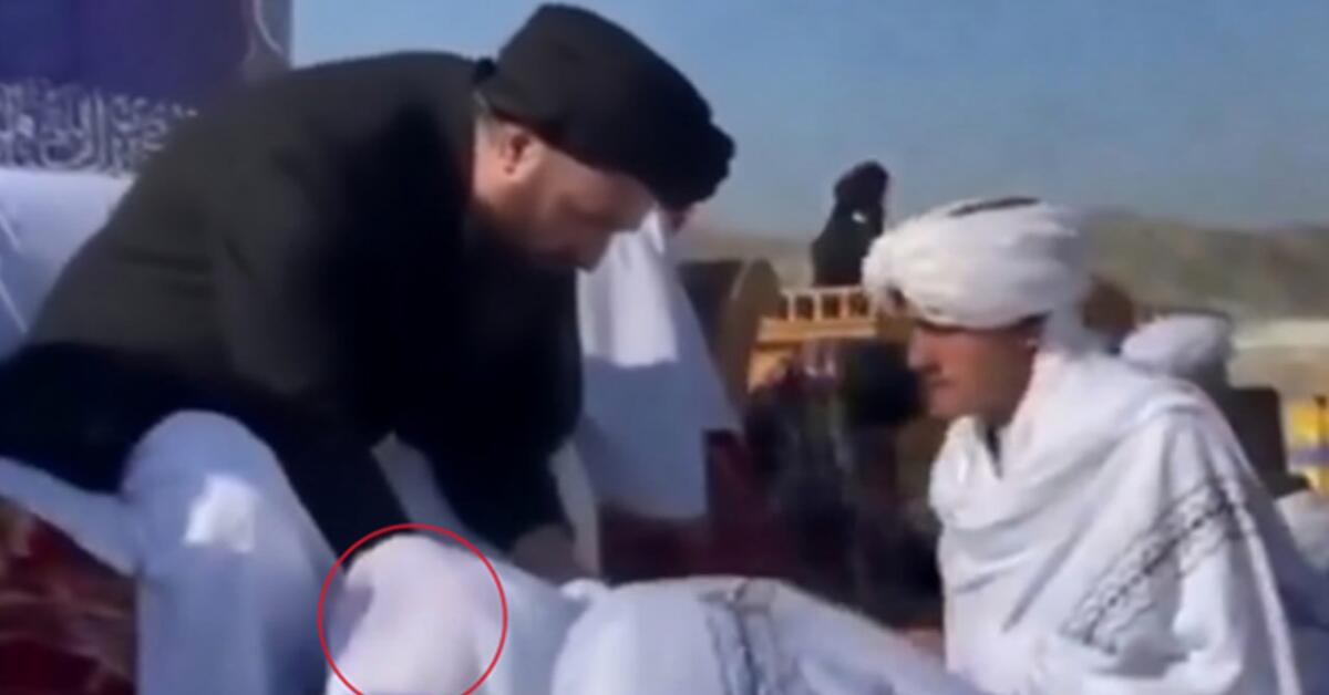 خطیبی که پاهایش بوسیده می‌شود