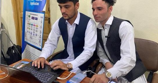 په ننګرهار کې د کمپیوټر ساینس دوو زده‌کړیالانو د پیغام‌رسونې نوی اپلېکېشن جوړ کړی