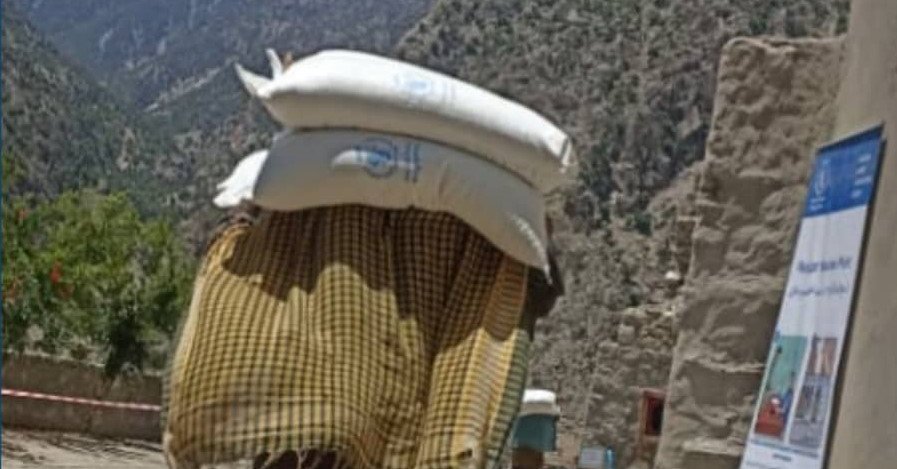 د خوړو نړۍوال پروګرام په نورستان کې له نږدې ۳۵۰ کورنیو سره د خوراکي توکو مرسته وکړه