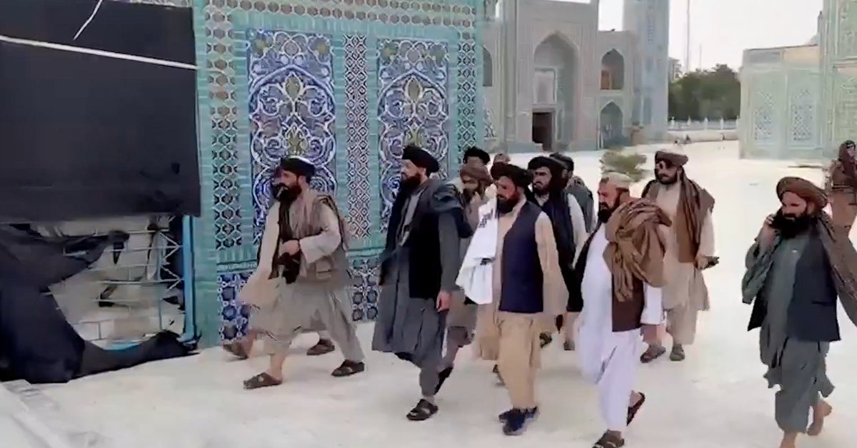د طالبانو دفاع وزیر د امنیتي کمیسیون له ناستې وروسته د مزارشریف روضې ته ورغلی