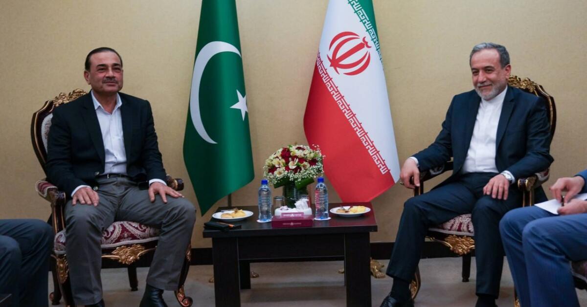 فرمانده ارتش پاکستان با وزیر خارجه ایران در مورد تلاش‌ها برای پایان جنگ گفت‌وگو کرد