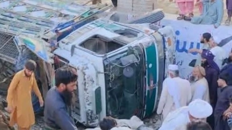 در یک حادثه ترافیکی در ولایت لغمان ۱۸ نفر جان باخت و ۳۵ تن دیگر زخمی شده‌اند