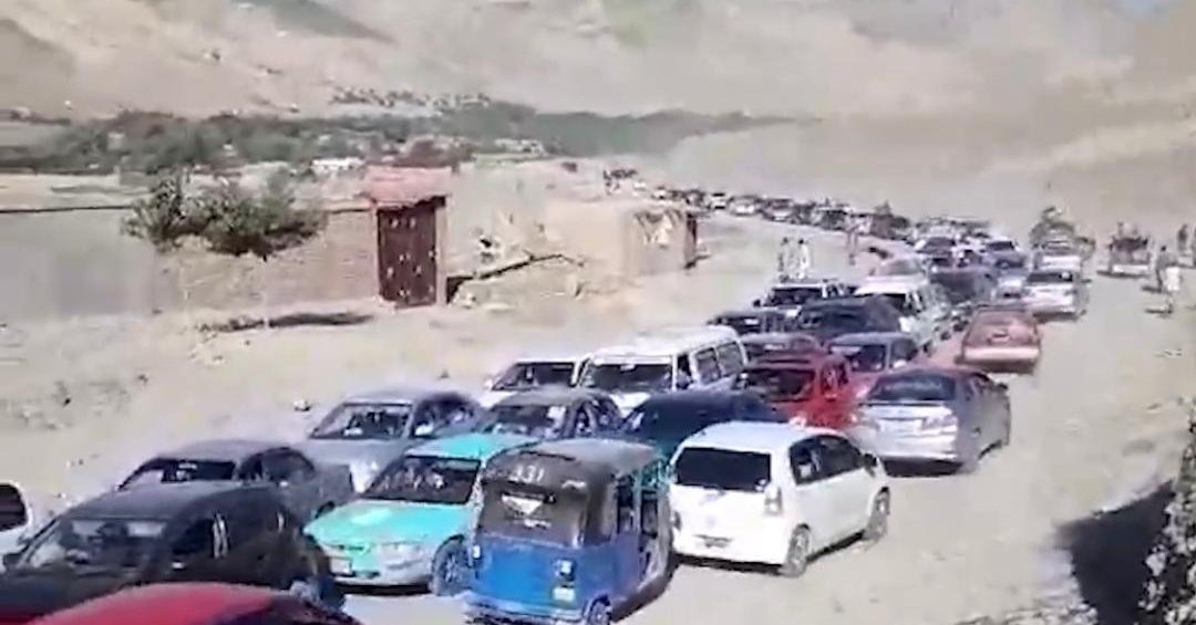 ځایي اوسېدونکي: د سېلابونو له امله د تخار- بدخشان لارو تړل پاتې کېدو ګڼې ستونزې جوړې کړې