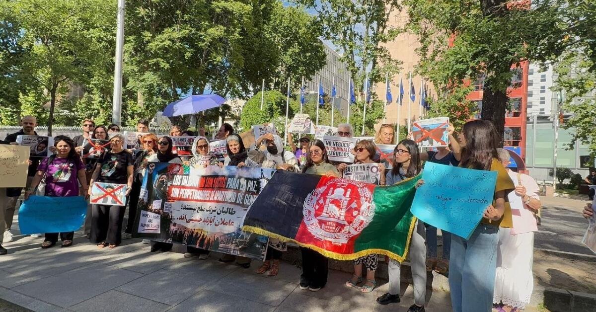 اعتراض زنان افغانستان در اسپانیا: طالبان شریک صلح نیستند