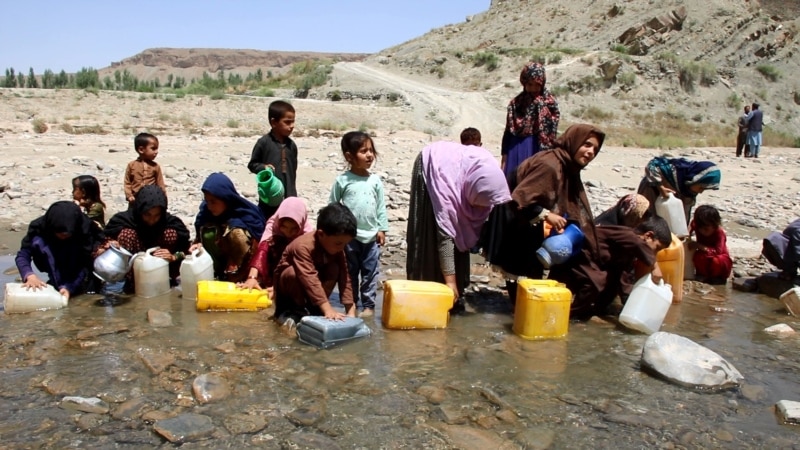 په افغانستان کې خلک څرنګه اوبه سپمولی شي