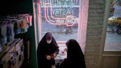 کافه‌رفتن با چادر؛ چگونه تصاویر زنان محجبه در اماکن عمومی یک «حرکت اعتراضی» توصیف شد؟