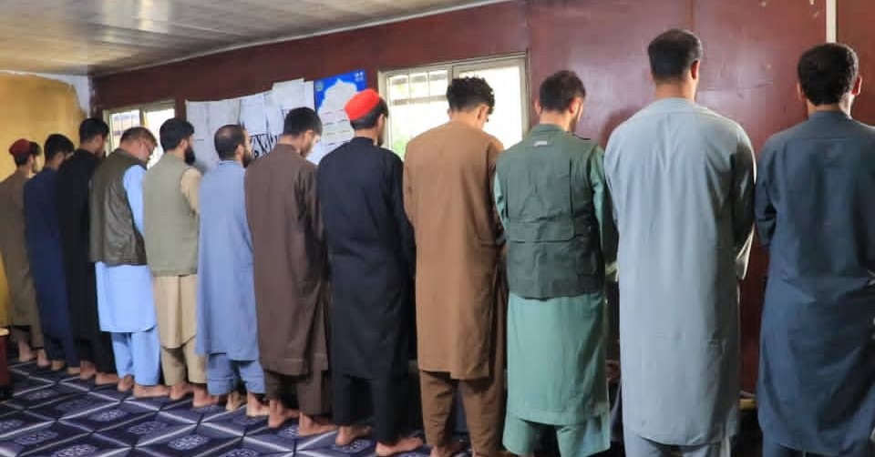 طالبان وايي په کاپیسا کې یې ۱۲ کسان د بېلابېلو جرمونو په تړاو نیولي او یو یې وژلی دی