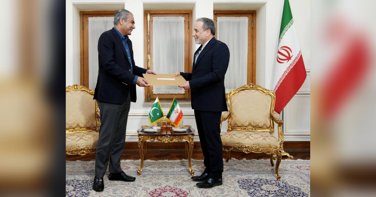 وزیر داخله‌ی پاکستان پیام مکتوب شهباز شریف به مجتبی خامنه‌ای را به عراقچی تحویل کرد