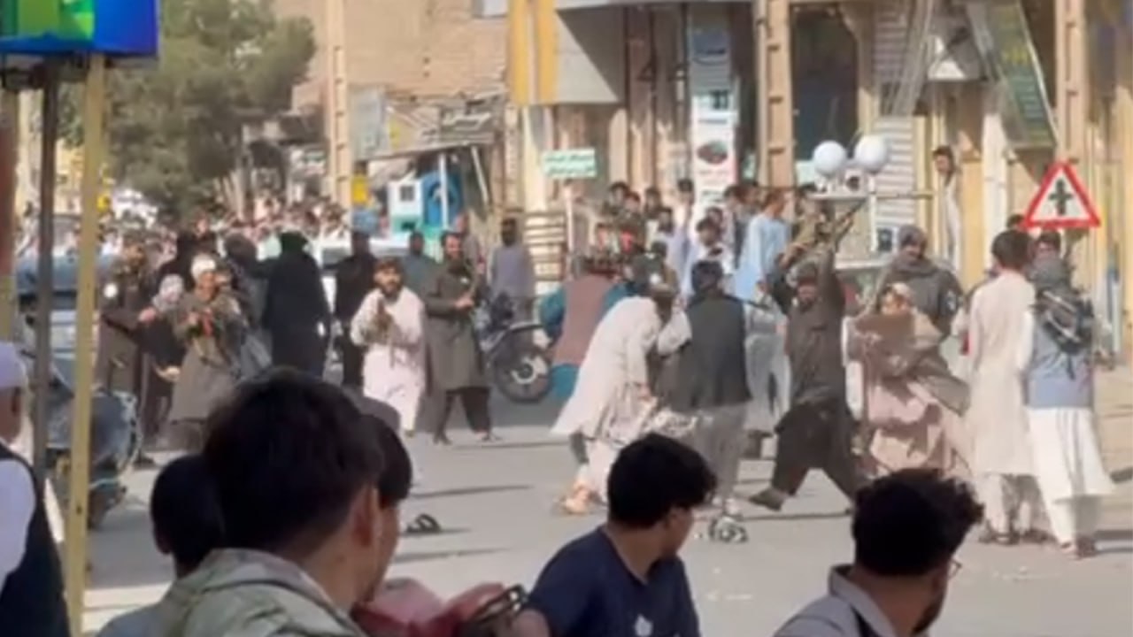 کرزی از «خشونت» در جریان اعتراضات مردمی در هرات ابراز نگرانی کرد