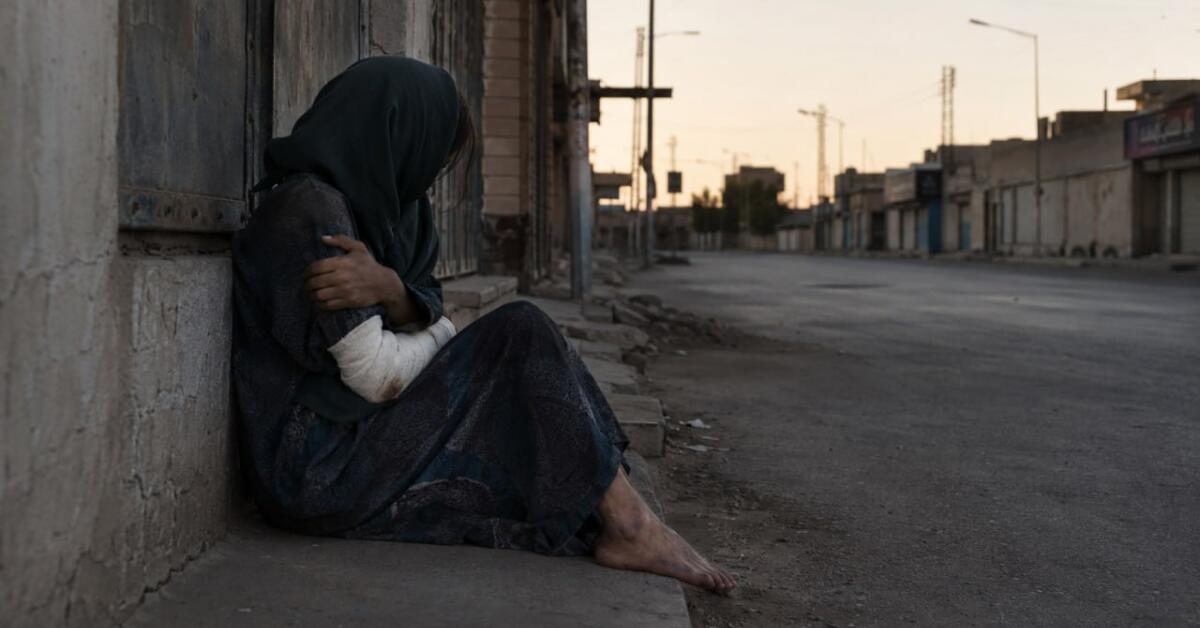 دختری با دست شکسته و بدن کبود، رها در خیابان