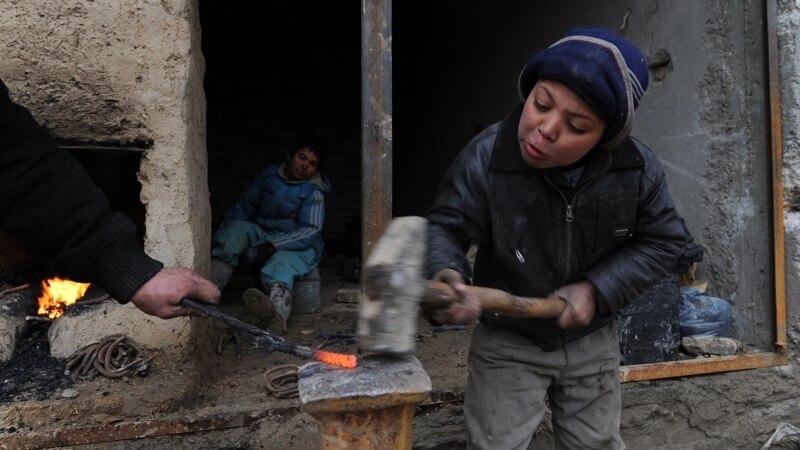 از حمل کراچی سنگین آیسکریم‌فروشی تا جابجایی بار در گدام؛ روایت زندگی کودکان کارگر در افغانستان