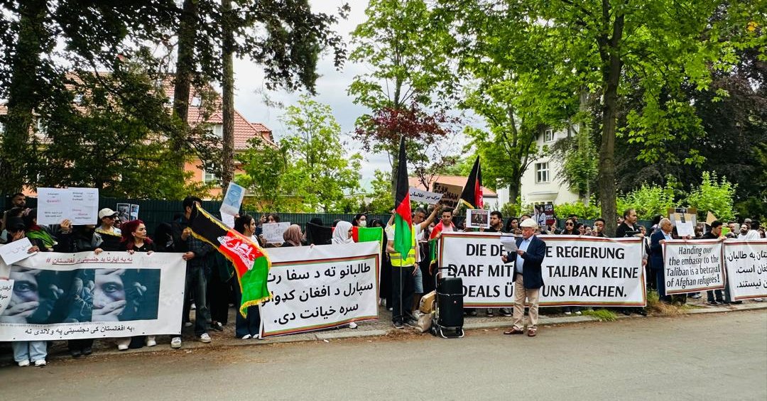 برلین کې د افغان کډوالو لاریون؛ فعالانو پر ښځو د طالبانو بندیزونه وغندل