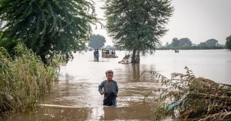 یونیسف: نږدې نیمایي ماشومان په نړۍ کې له درېیو هم‌مهاله اقلیمي ګواښونو سره مخ دي