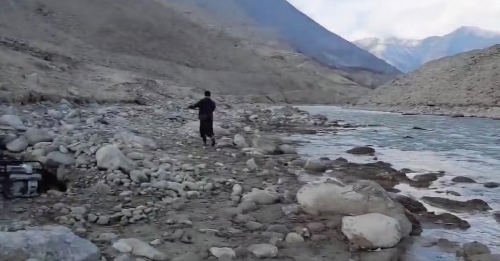 سرچینې: په تخار کې د طالبانو په ډزو یو زرشوی کارګر وژل شوی او دوه نور سیند ته لوېدلي
