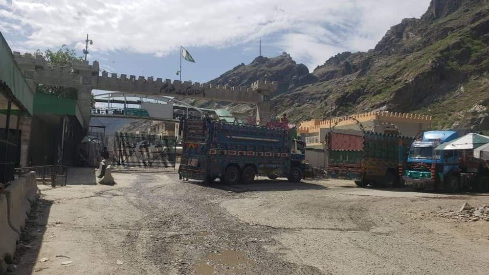 گذرگاه تورخم به روی بازگشت موترهای گیرمانده پاکستانی در افغانستان بازگشایی شد
