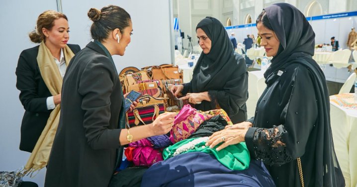 د بندیزونو تر سیوري لاندې افغان ښځې خپل ژوند د سوداګرۍ له لارې بدلوي