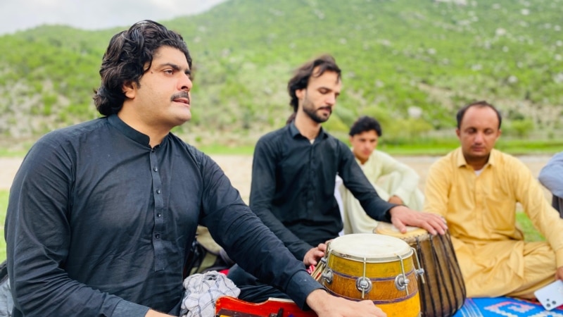 په خیبرپښتونخوا کې مېشت افغان سندرغاړي او سازغږونکي د خپلو ماشومانو تعلیم ته اندېښمن دي