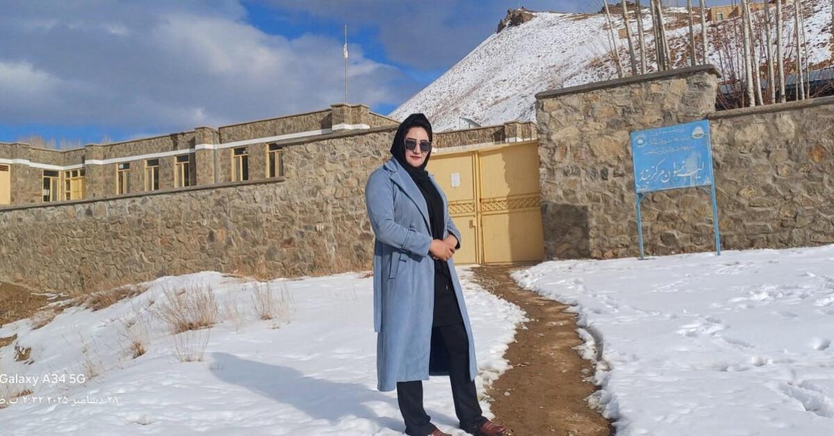 ممنوعیت استفاده از موبایل هوشمند در مکاتب؛ طالبان در دایکندی آمر یک مکتب دخترانه را بازداشت کردند