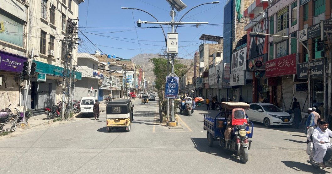 د ماهرنګ بلوڅ د سزا په غبرګون؛ په بلوچستان کې د کاربندیز له امله ټول بازارونه تړل شوي