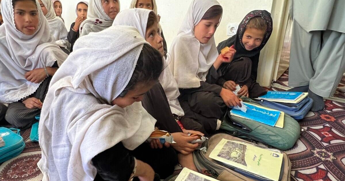 د خوړو نړیوال پروګرام: ۱۷۲ زره افغان زده‌کوونکو ته مو له مغذي موادو بډایه بسکویټونه وېشلي
