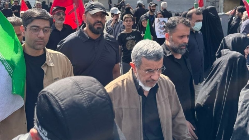 محمود احمدی‌نژاد در مراسم تشییع علی خامنه‌ای در تهران ظاهر شد