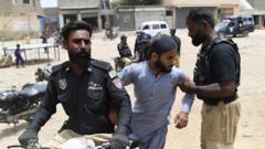 پاکستان کې د بې اسنادو افغان کډوالو د اوسېدو مهلت پای ته ورسېد؛ 'یوازې له پېښوره ۲۰ زره کسان ایستل کېږي'