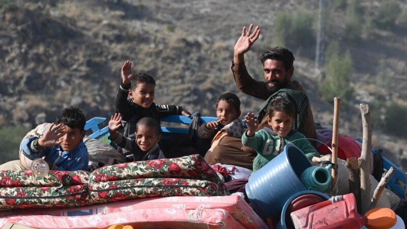 بیش از ۱۴۰۰ مهاجر افغان پس از رهایی از زندان‌های پاکستان به افغانستان برگشتند