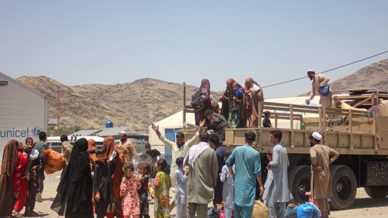 ادامه بازداشت مهاجرین افغان در پاکستان؛ تنها در یک روز بیش از چهار هزار افغان برگشت کردند