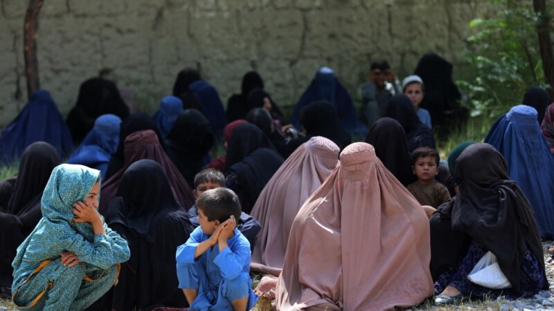 در سایۀ بحران بشری؛ شماری از زنان از نرسیدن کمک‌های بشردوستانه به نیازمندان واقعی شکایت دارند