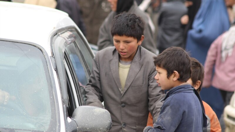 په افغانستان کې د ګارګرو ماشومانو ستونزې، ځینې وایي، له کار پرته بله چاره نه لري