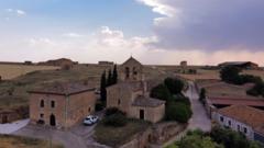 د اسپانیا د هغه کلي کیسه چې یوه شپه کې دوه ځله تیاره پرې راځي