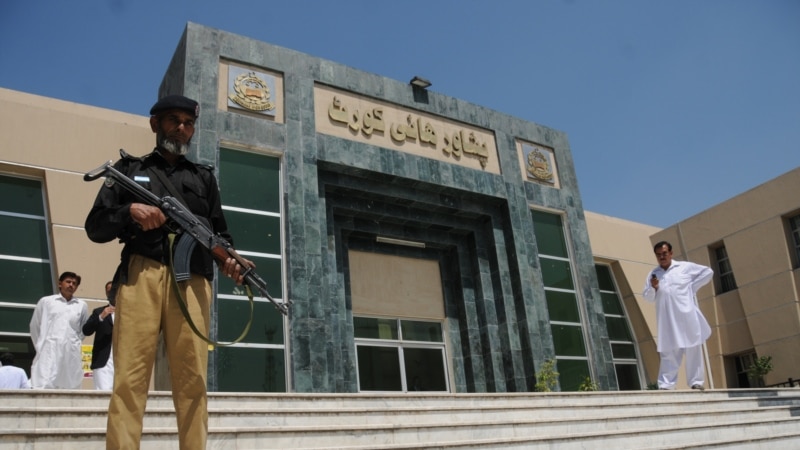 محکمۀ عالی پشاور اخراج یک جنرال پیشین و دو خبرنگار افغان را متوقف کرد