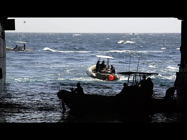 غواصان بریتانیایی برای عملیات مین‌روبی در تنگه هرمز آماده می‌شوند