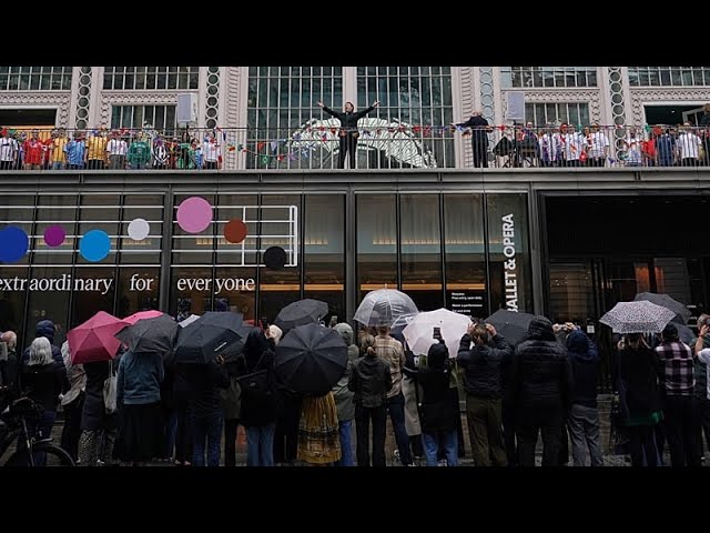 بریتانیا: گروه همسرایان اپرای سلطنتی در لندن آغاز جام جهانی ۲۰۲۶ را گرامی می‌دارد