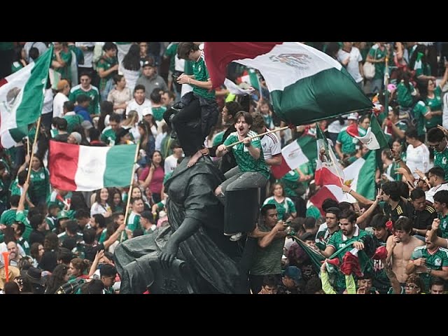 جشن و پایکوبی هواداران مکزیکی در خیابان‌ها بعد از پیروزی ۲ بر ۰ میزبان مقابل آفریقای‌جنوبی