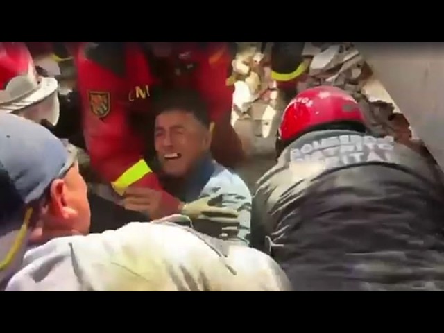 شادی پس از نجات مرد از زیر آوار سه روز پس از زلزله ونزوئلا