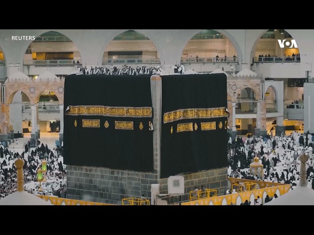 د سعودي عربستان چارواکو د ۱۴۴۷ هجري قمري نوي کال په رارسېدو د مکې په ښار کې د کعبې پرده بدله کړه.