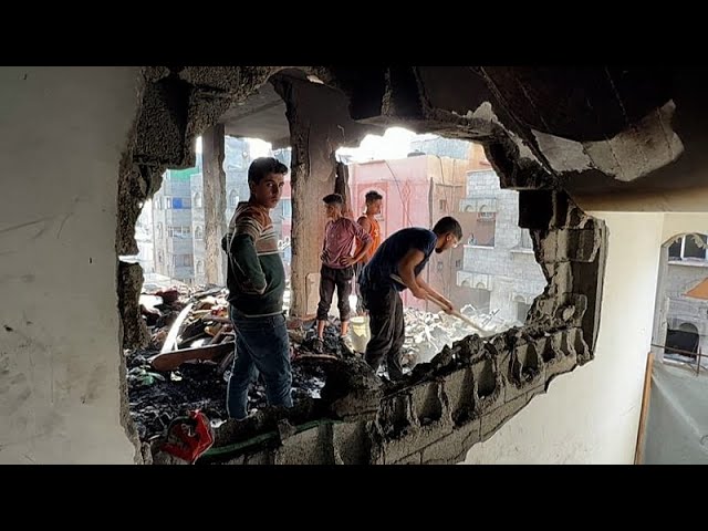 ساکنان شهر غزه پس از حمله هوایی شبانه اسرائیل ویرانی‌ها را بررسی می‌کنند