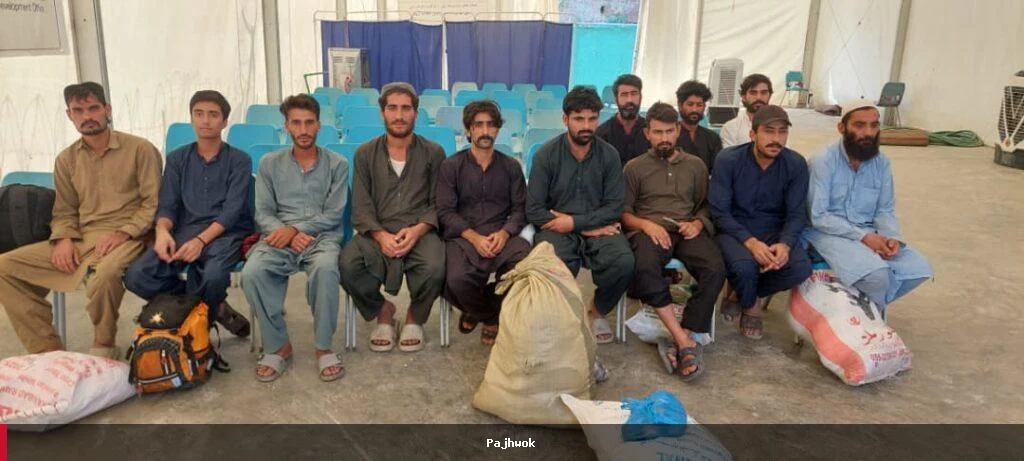 پاکستان کې بندي ۲۹۱ افغان کډوال هېواد ته راستنېږي