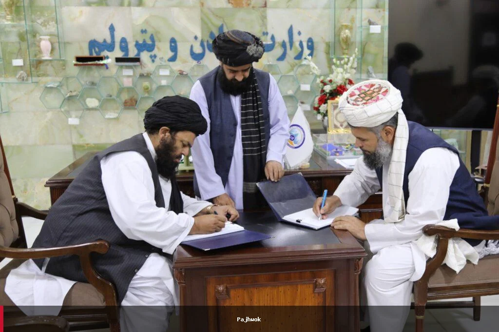 د فاریاب په خیبر ولسوالۍ کې د ډبرو سکرو د استخراج تړون لاسلیک شو